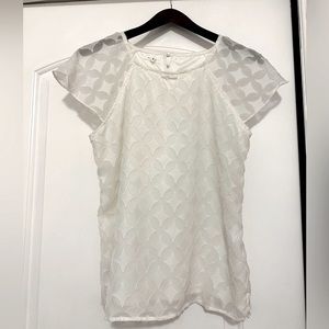 EUC Women’s White/Ivory Diamond Short Flutter Sleeve Blouse - Maurices - Size M